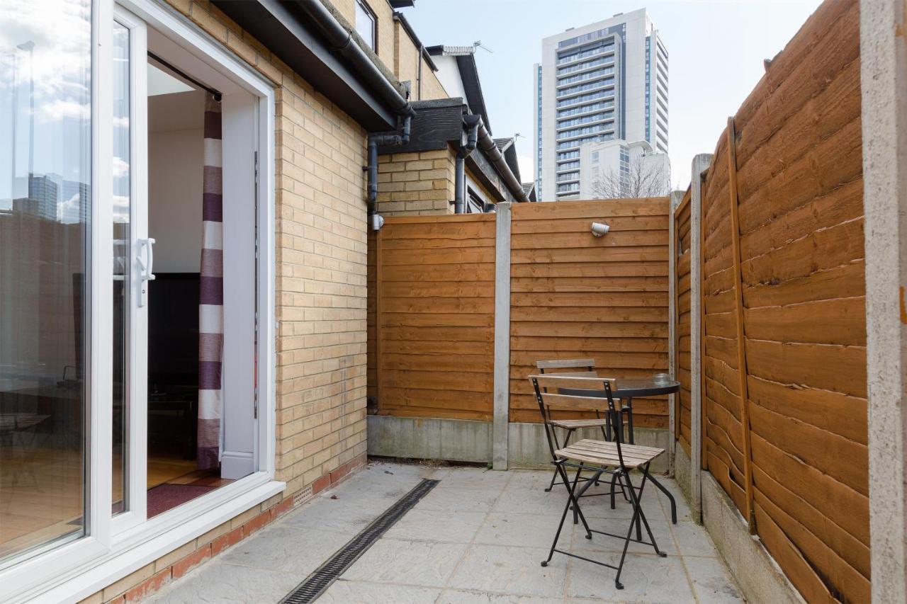 Centra Wharf Apartment London Exterior photo